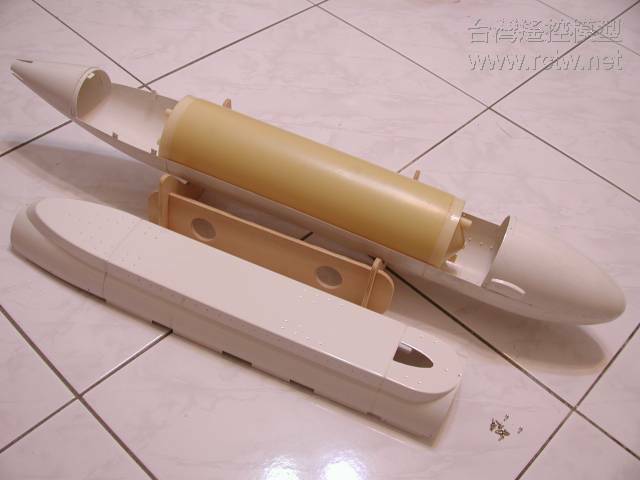 船尾切割黏合完成，上下船身貼上一些補強固定片