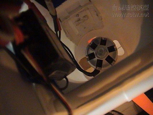 無刷馬達的裝法，把防火牆拆除，好固定又散熱