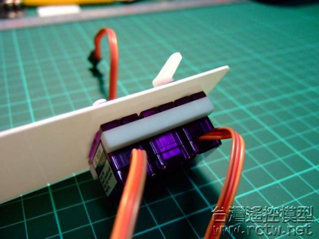 3顆伺服機固定方式