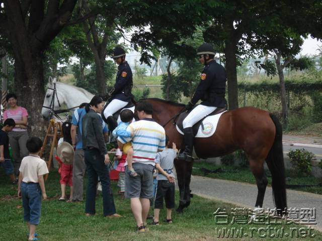 蓮池潭新成立的騎警隊..不過馬會怕引擎聲..