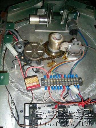 複雜的炮塔內部機械和電子裝置。