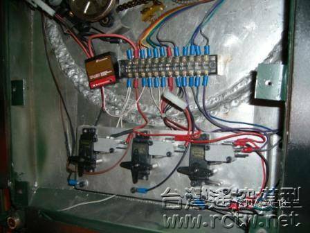 炮塔內部後段電機裝置。3 個 servos 分別對付炮塔旋轉､炮俯仰､後座和復進共