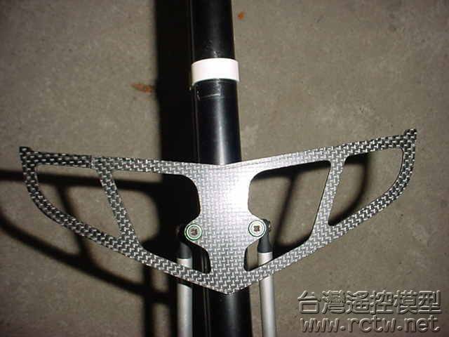 卡夢板(如圖中有斷一小節但是送全新的樹膠品一組)