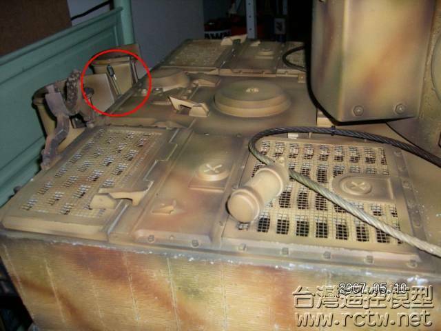 後車身引擎室頂蓋圖。像真度極高。  雙排氣管中央  可見 遙控接 收天線
