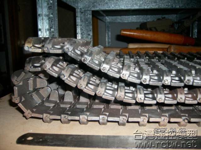金屬履帶塊  以   3.0 公厘直徑合金棒串接 ﹐兩端刻有凹槽﹐以     2.5 公厘 E-字環固定。