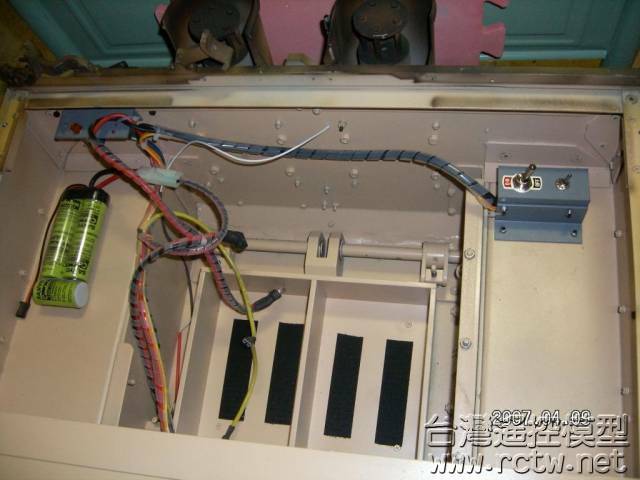 車體後內部圖。電池以魔鬼貼固定於電池盒底。