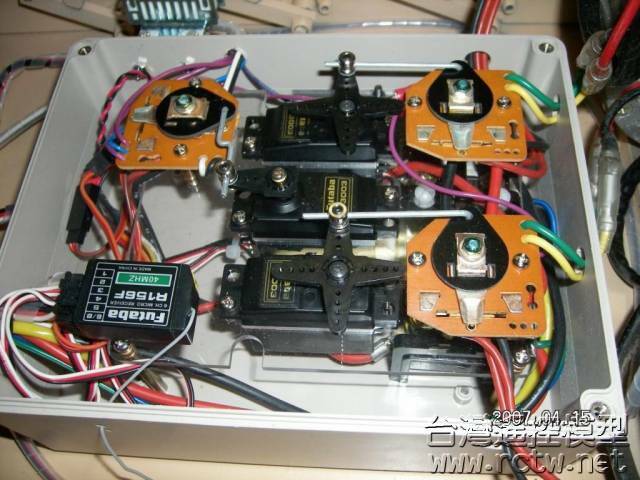 三個 Servos 機由上至下分別控制左履帶 ､前機槍和右履帶。接收機是         6 頻道的。