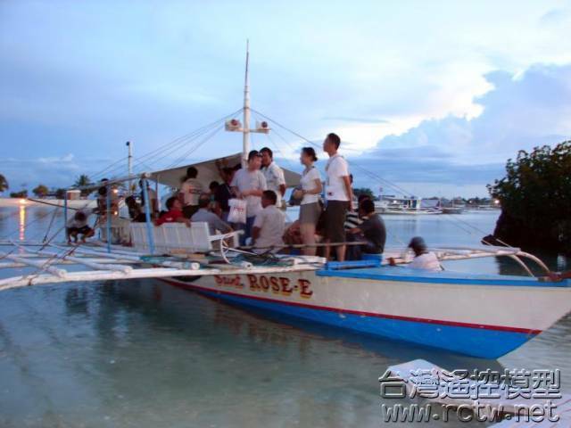 前往頒獎晚宴所搭乘的民族風小船