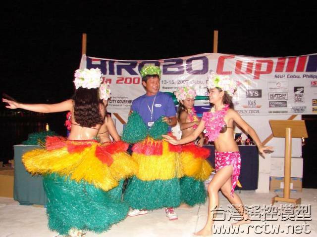 向後選手紅著臉獻藝..眾星拱月舞