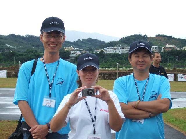 美女在拍照 阿文 師傅站在她身後 我就知道意思了 跑過去 小姐 我可以拍照嗎 哈哈~~