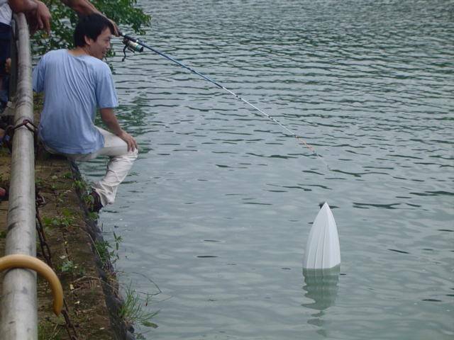 Q桑你碼幫幫忙,放船居然是上面先下水!!這台不是潛水艇!!