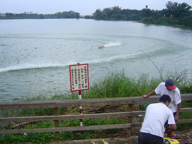 這個告示牌沒說不准玩遙控船....ccc!!