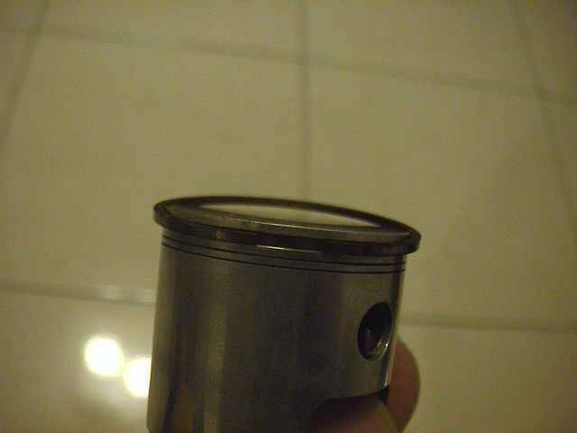 另一邊稍微扳開再進去