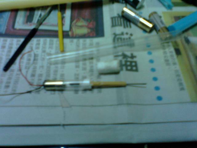 馬達+透明吸管+用完的模型邊框+縫衣服的針