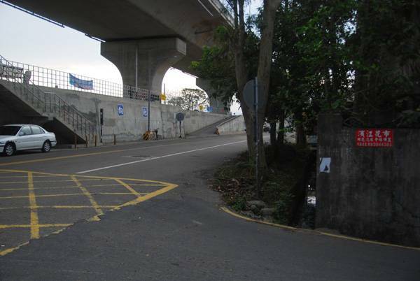 跨過鐵軌再走到底就是T字路口~~往右邊看~~有沒有~~就是那個小波