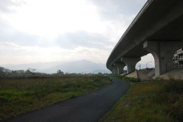 順著這條緊沿著86快速道路的步道