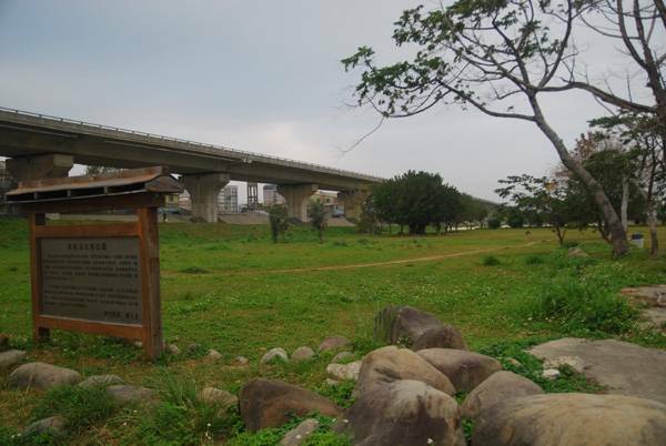 看板是頭前溪生態公園的說明~~新手或是草皮忙碌~~可以在這練停懸之類的