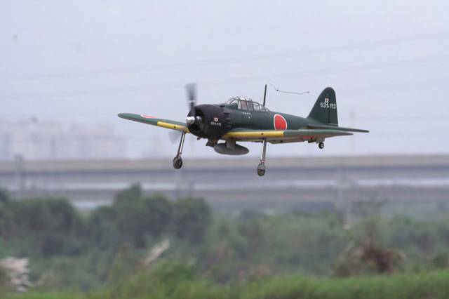 全像真改造後ㄉ原型機52丙式代副油箱飛行