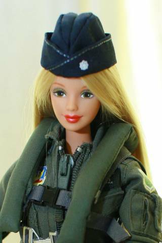 神情温柔的女飛官,真看不出來她是飛F-16的呢！