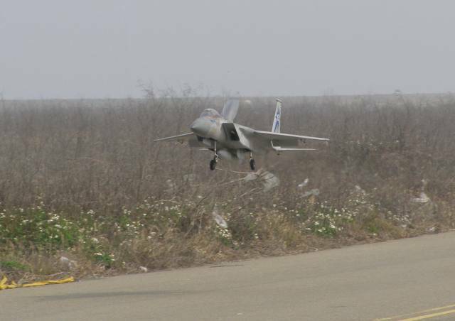 F-15第二次降落,水到靠北.....邊走
