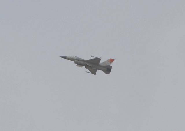 飛行員得到指揮官允許準備發射空對空飛彈
