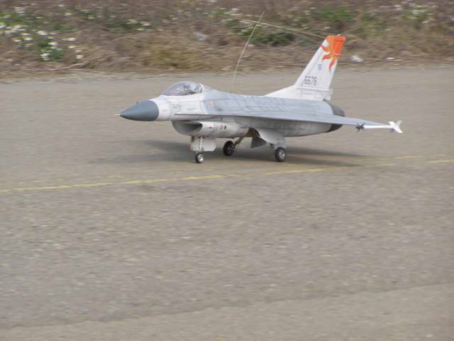 F-16已在塔台的指引下徐徐進入跑道準備昇空