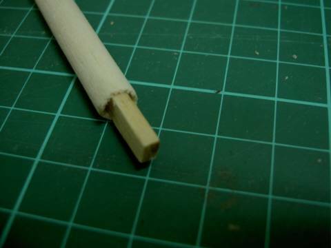 在機身前管塞入3mm巴爾沙補強，這種機身原是用橡皮筋動力的