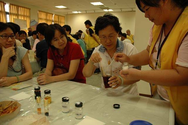 把各種化學原料加到水裡
