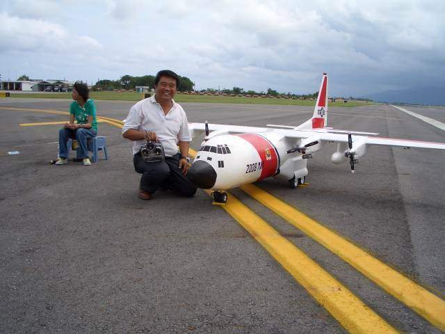 這位就是製造C-130大怪物飛机達人東帝租車老闆