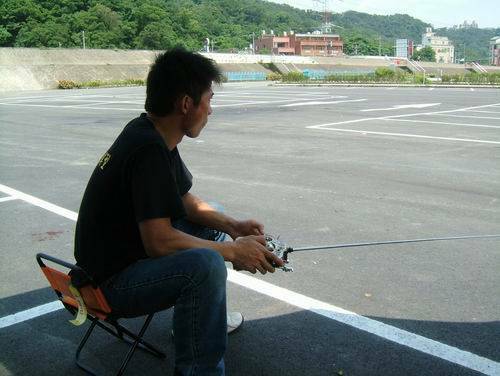 累到坐著試機.JPG
