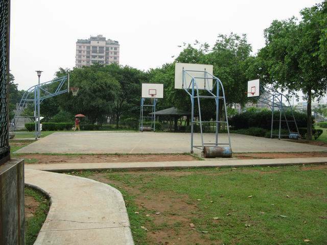 迷你球場，旁邊還ㄧ個大藍球場跟網球場