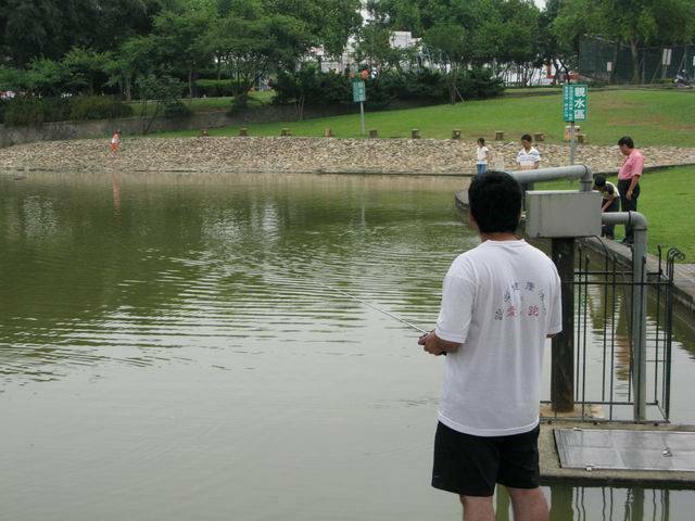 沈老師玩潛艇背影
