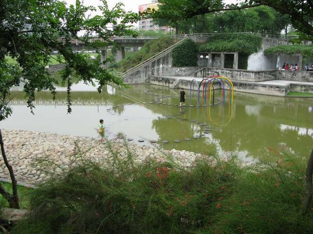 公園內親水區玩船區，適合慢速電船潛艇可下水膝蓋以下