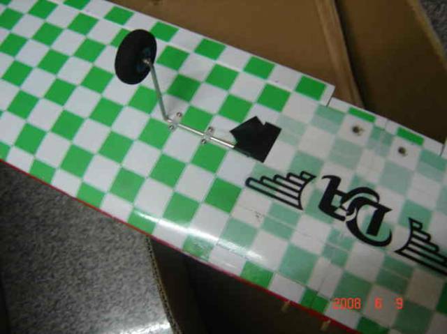 還有輪子的地方是我不小心拿螺絲起子"凸"破的一個小洞