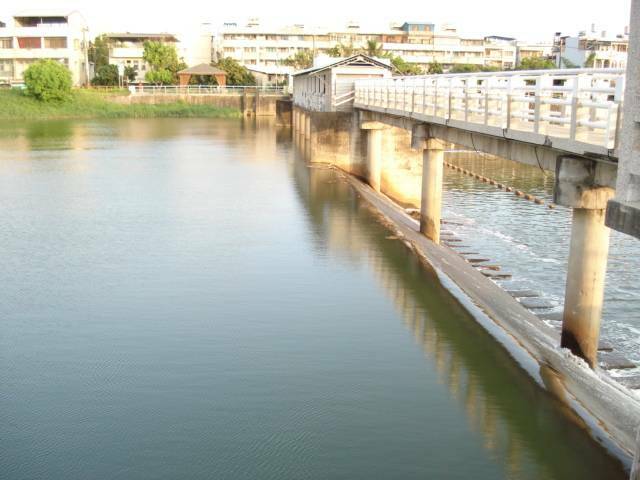 高低落差隔開海水
