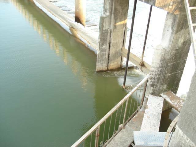 要小心排水閘門