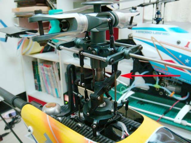 主軸上除了箭頭處為塑膠品外，其他金屬