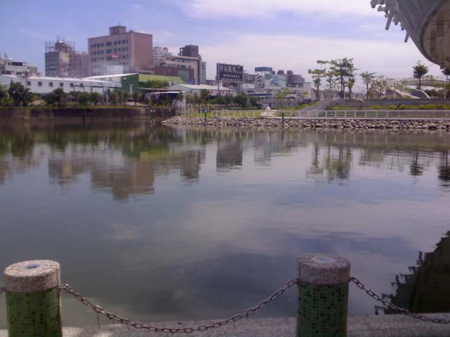 從對面看就是圖一是我最先站的地方就在欄杆和鍊條交接點