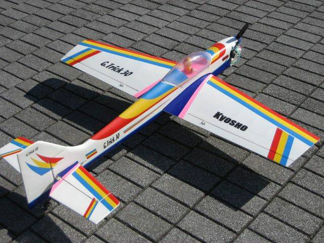 仿kyosho~G.TRICK  50機的大小..用OS 32的動力就很好飛了....目前已廉讓給別的飛友照顧了....