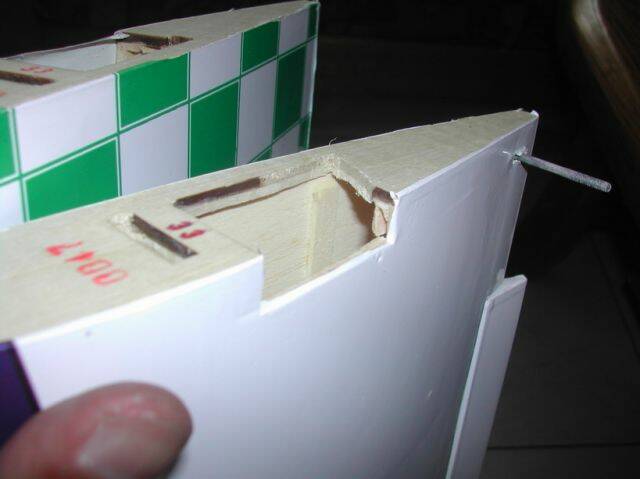 邊修改邊用伺服器套一下，看能不能平整的放入進孔位中。