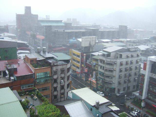 外面風雨真大