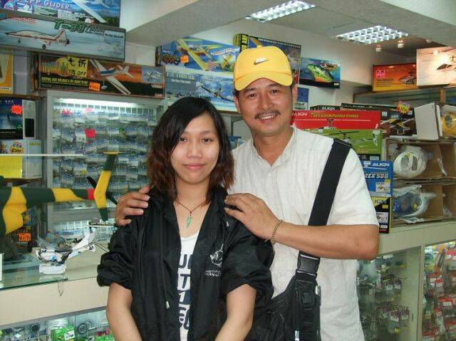 店内的女工作人員説李兄有點像香港的明星[周潤發],也來合照一張