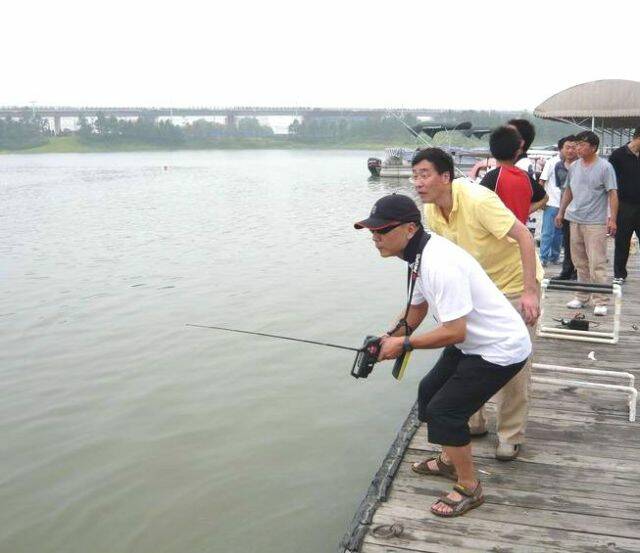 遇打捞船阻挡视线,姿势很糗