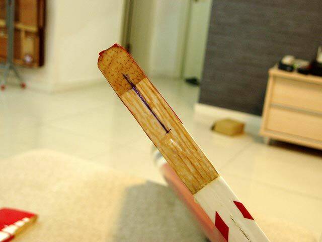 方向舵做法也是ㄧ樣, 先在舵面中心線上畫出要裝活頁的位置