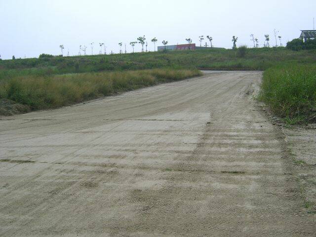 西港飛場日前被公家機關派來的小山貓搞的比原來更土′土′土′原本場地整理費還再募集′經費不足′還未發包