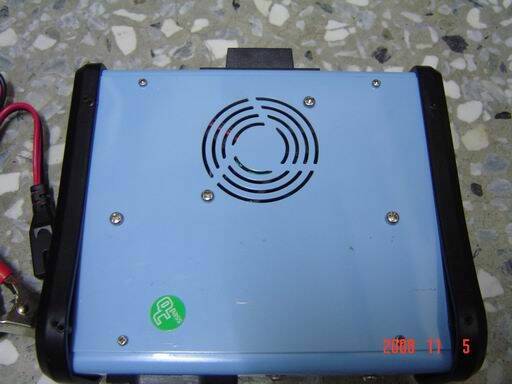 充電主機背面，沒有任何刮傷