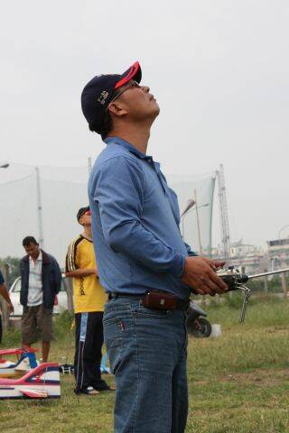 認真的表情..褲