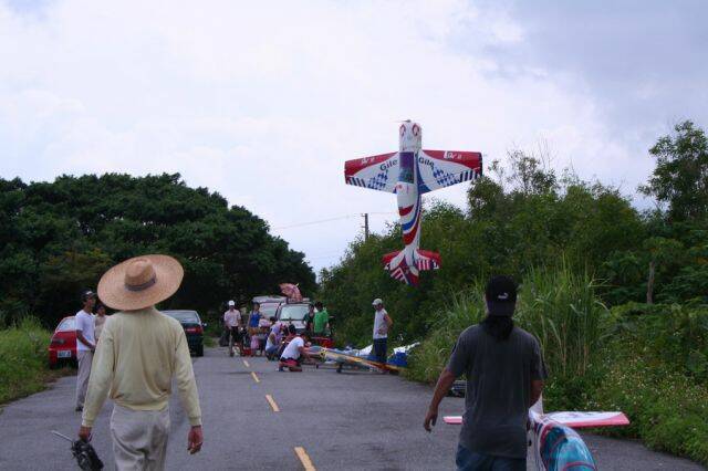 警告請勿摸仿,叔叔有練過