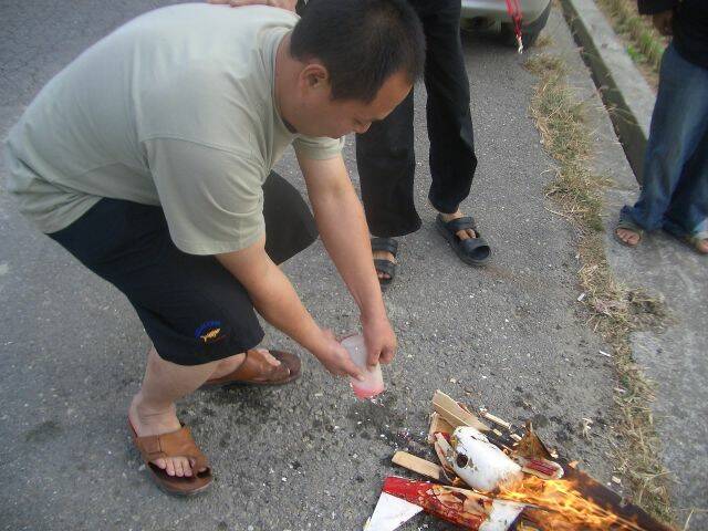 阿全跟機子敬酒...