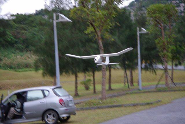 起飛........雖然旁邊有車有樹